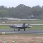 വ്യോമസേനയുടെ യുദ്ധ വിമാനം പരിശീലന പറക്കലിനിടെ അപകടത്തിൽപ്പെട്ടു; പൂണെ അന്താരാഷ്ട്ര വിമാനത്താവളത്തിൽ ഇടിച്ചിറക്കി