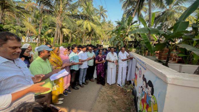 NSS volunteers at Parappanangadi SNMHS presenting on the wall