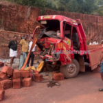 ചെങ്കല്ല് കയറ്റി വന്ന നിസാൻ നിയന്ത്രണം വിട്ട് മറിഞ്ഞു; ഡ്രൈവർക്ക് ദാരുണാന്ത്യം